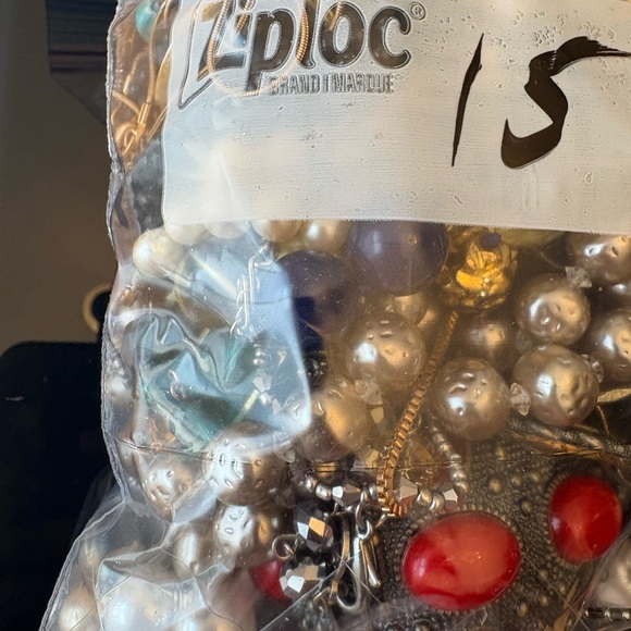 1KG Mixed Untested Jewelry Bag with Red and Silver Accents. LOT 15 - Picture 4 of 8